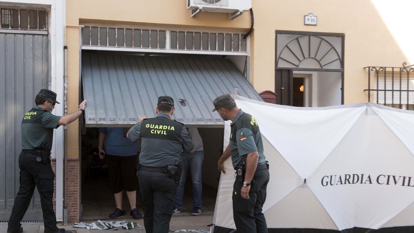 Agentes de la Guardia Civil, a las puertas del domicilio ubicado en Las Gabias