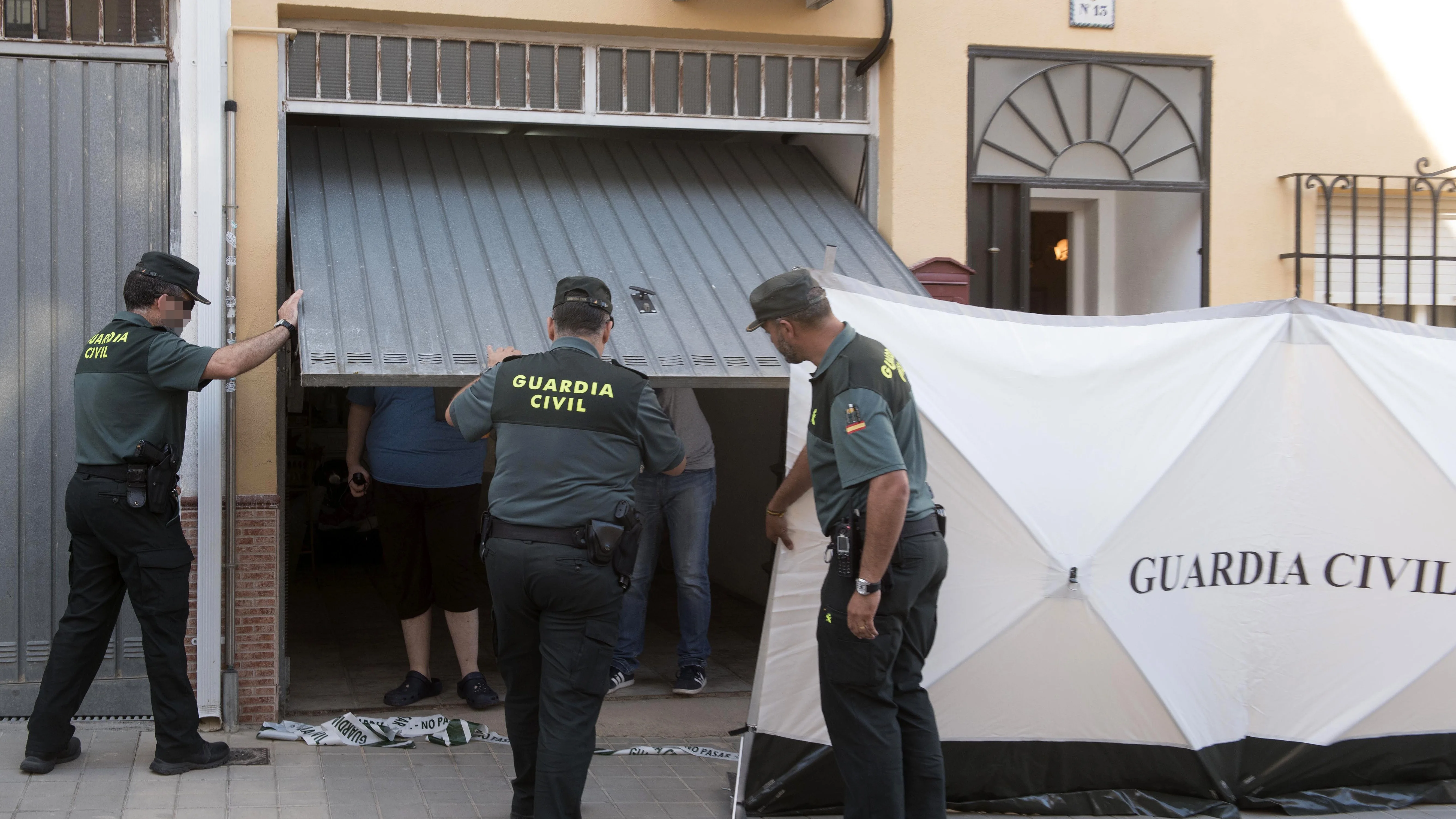 Agentes de la Guardia Civil, a las puertas del domicilio ubicado en Las Gabias