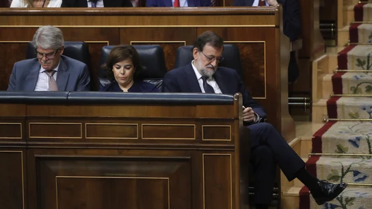 Mariano Rajoy, pendiente de su móvil durante la moción de censura Mariano Rajoy, pendiente de su móvil durante la moción de censura
