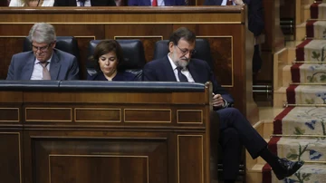 Mariano Rajoy, pendiente de su móvil durante la moción de censura