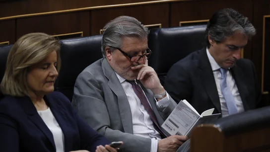 Méndez de Vigo lee un libro durante el debate de la moción de censura Méndez de Vigo lee un libro durante el debate de la moción de censura