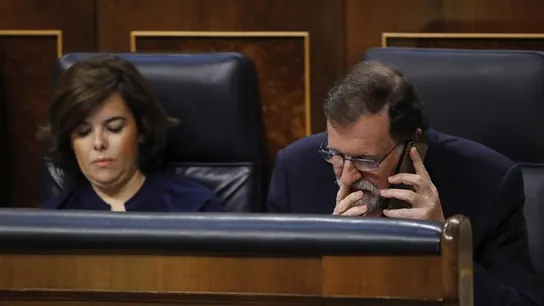 Mariano Rajoy habla por su teléfono móvil Mariano Rajoy habla por su teléfono móvil
