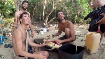 Cuco, Santi y Fernando destripan al caimán en La Isla