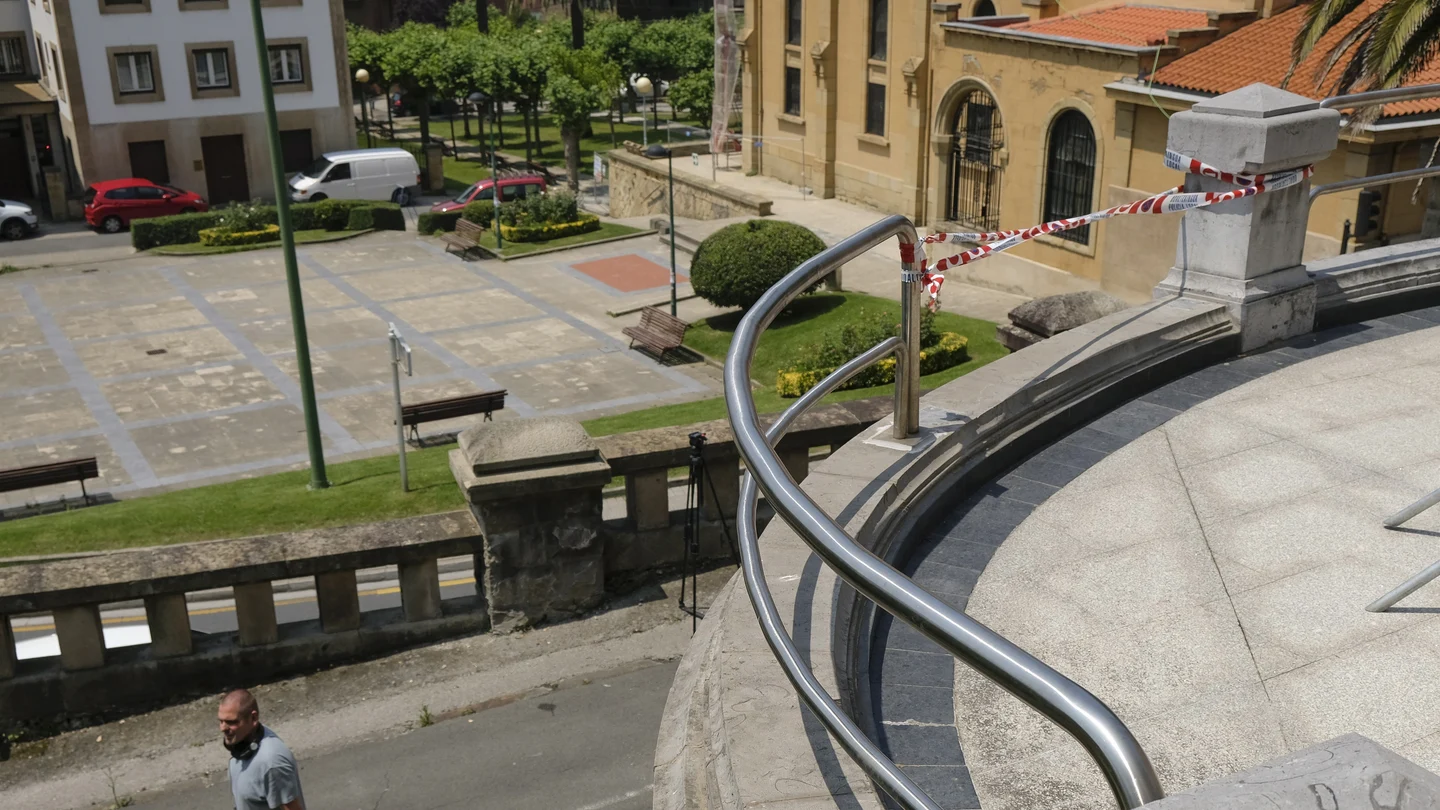 La barandilla que ha cedido en Getxo La barandilla que ha cedido en Getxo