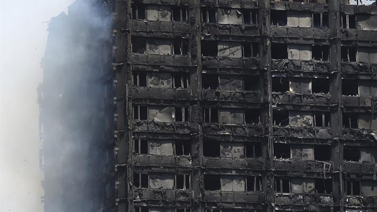 Vista de los da&ntilde;os causados en la Torre Grenfell en Lancaster West Estate en Londres