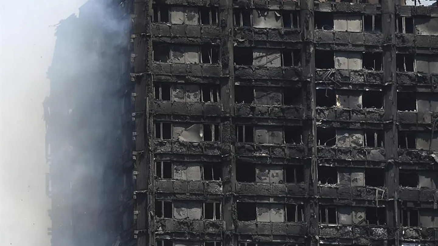 Vista de los daños causados en la Torre Grenfell en Lancaster West Estate en Londres Vista de los daños causados en la Torre Grenfell en Lancaster West Estate en Londres