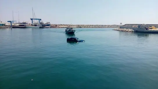 Un mecánico lanza el coche de un cliente moroso al mar Un mecánico lanza el coche de un cliente moroso al mar