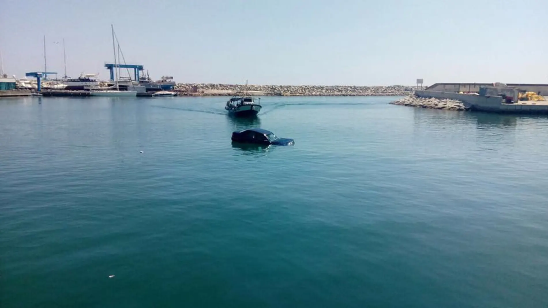Un mecánico lanza el coche de un cliente moroso al mar
