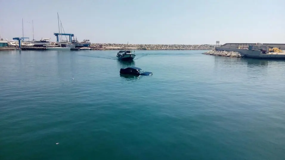 Un mecánico lanza el coche de un cliente moroso al mar