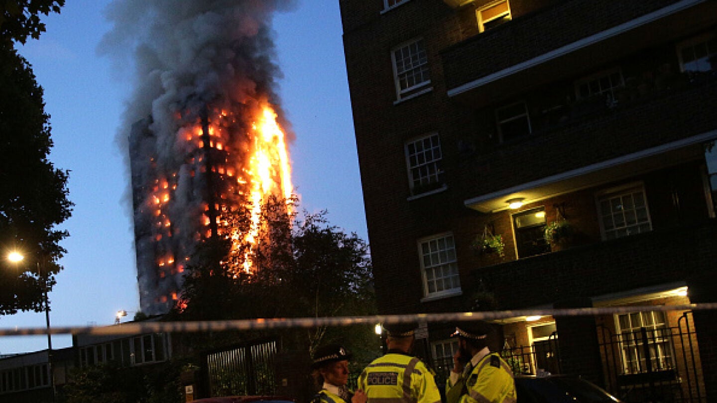 Imagen del edificio incendiado en Londres