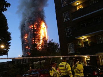 Imagen del edificio incendiado en Londres Imagen del edificio incendiado en Londres