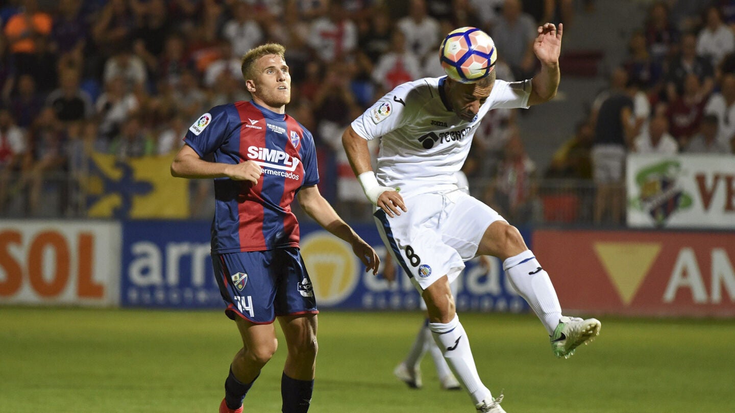 Madhi Lacen cabecea un bal&oacute;n ante Samuel S&aacute;iz