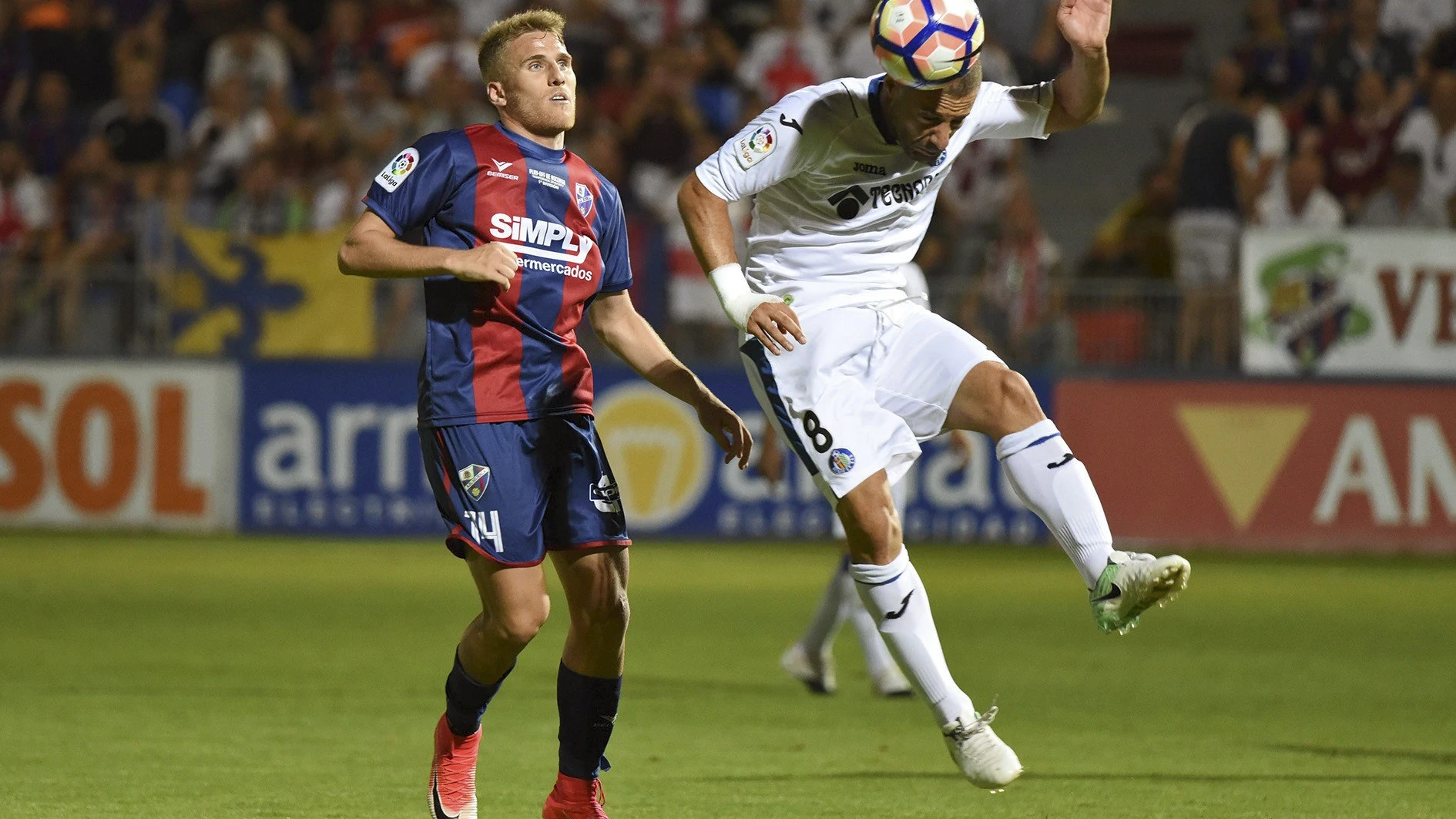 Madhi Lacen cabecea un balón ante Samuel Sáiz