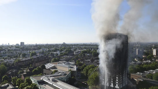 Las llamas arrasaron con la Torre Grenfell Las llamas arrasan con todo a su paso durante un incendio declarado en la Torre Grenfell