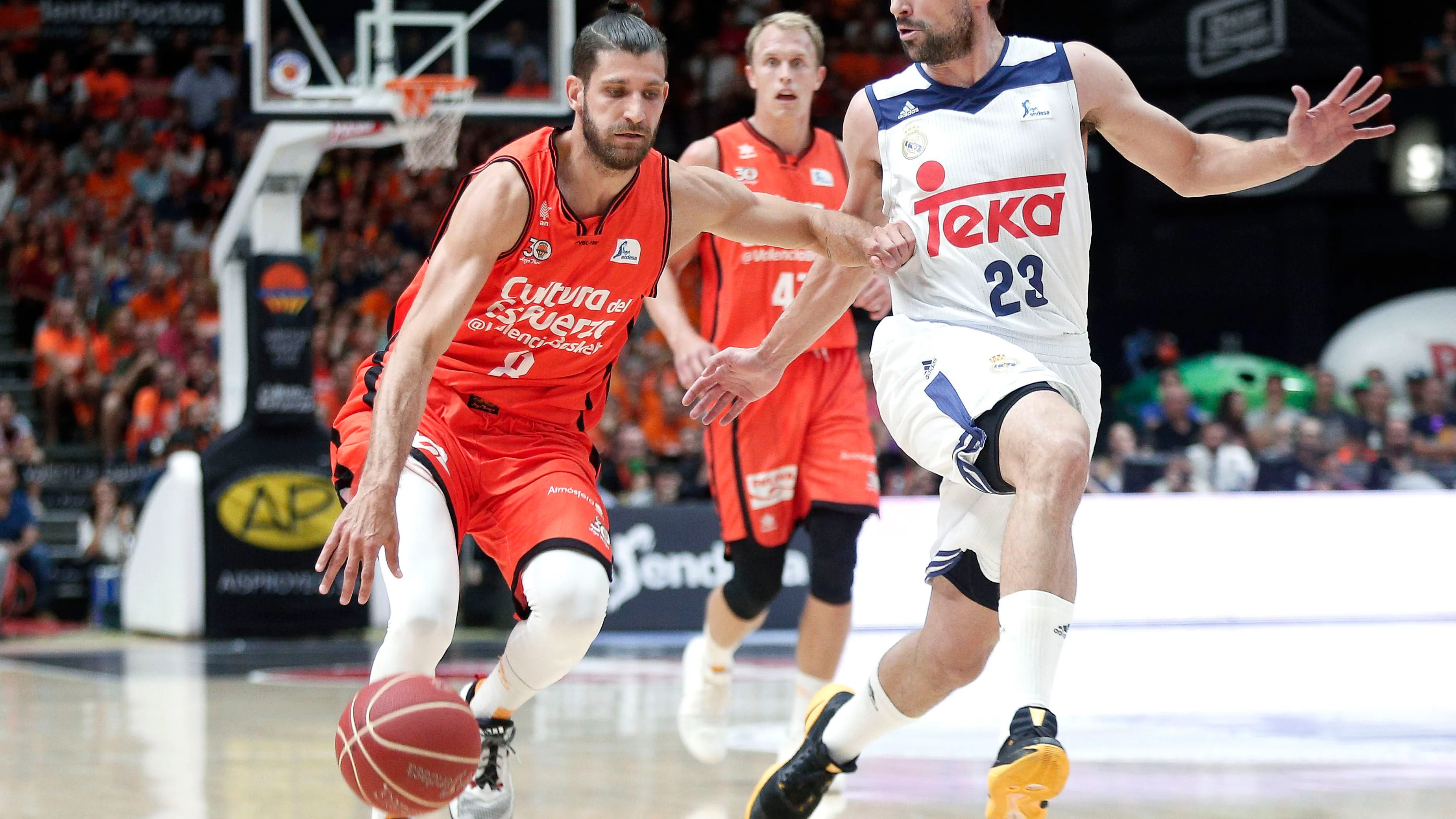 Antoine Diot, defendido por Sergio Llull