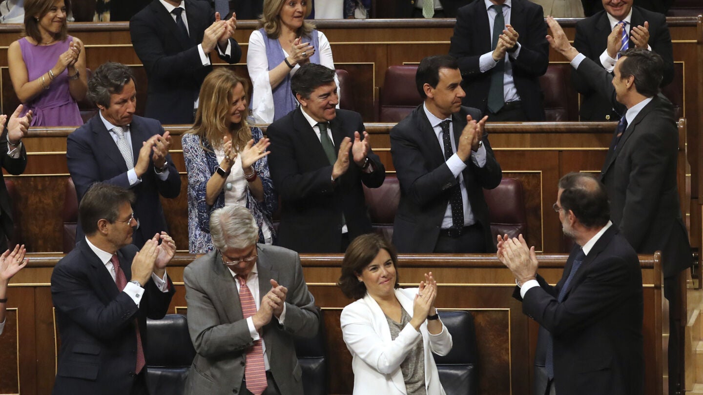 El presidente del Gobierno, Mariano Rajoy, sus ministros y los diputados del PP