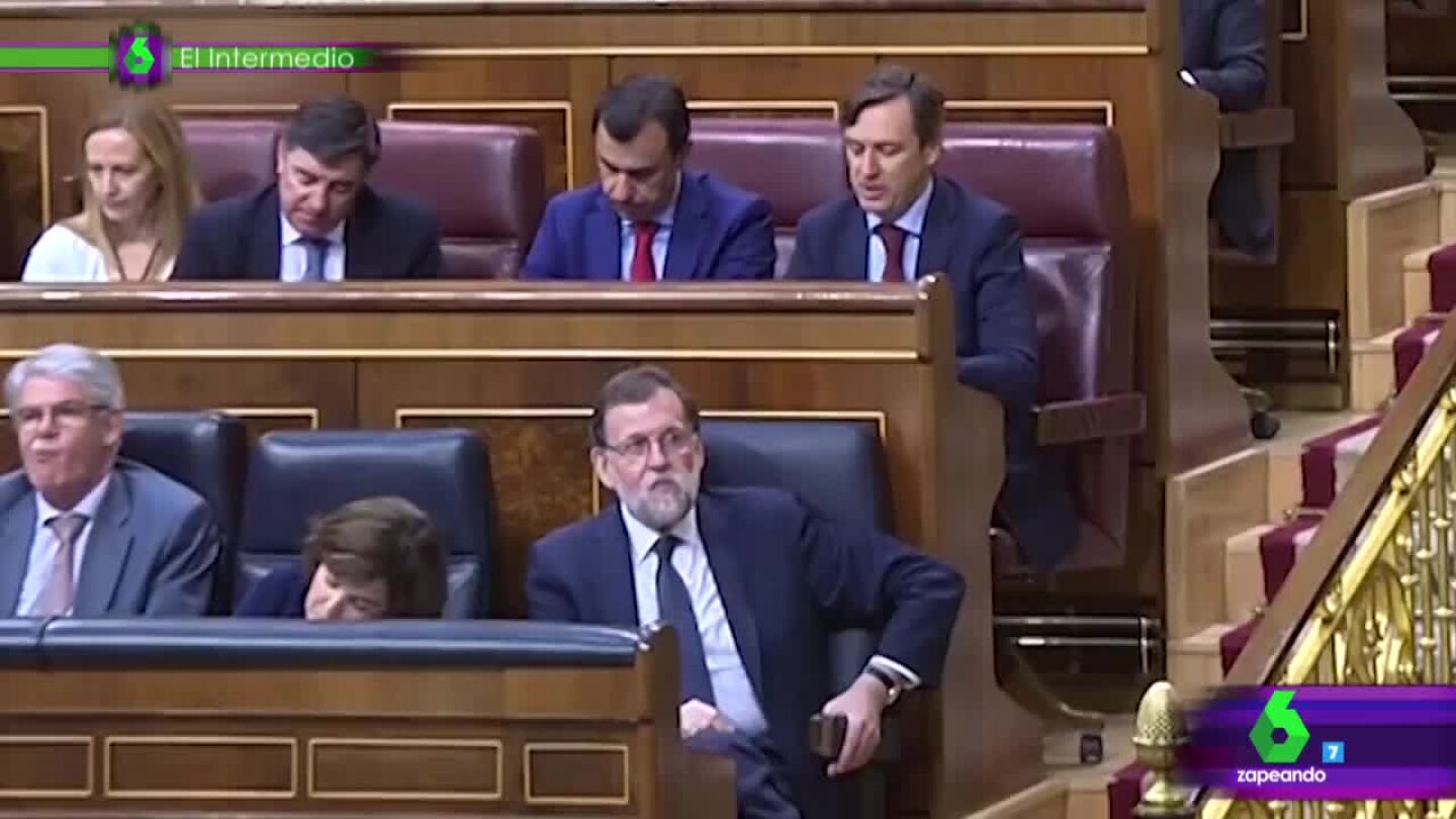 Rajoy, comiendo en la moci&oacute;n de censura