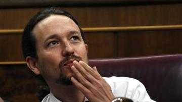 Pablo Iglesias lanza un beso durante el debate de la moción de censura