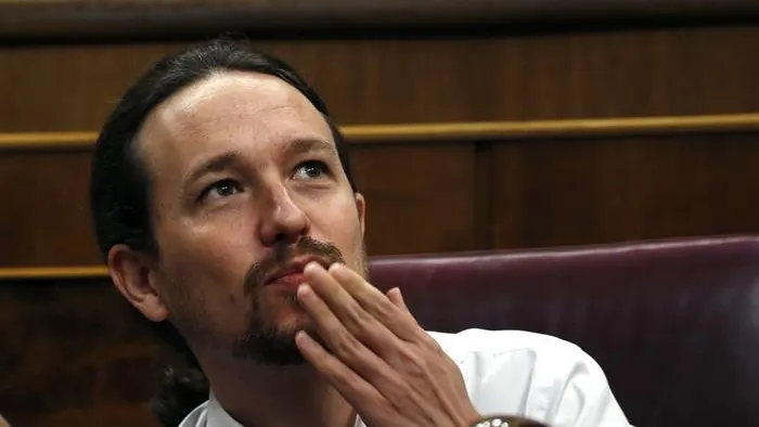 Pablo Iglesias lanza un beso durante el debate de la moción de censura