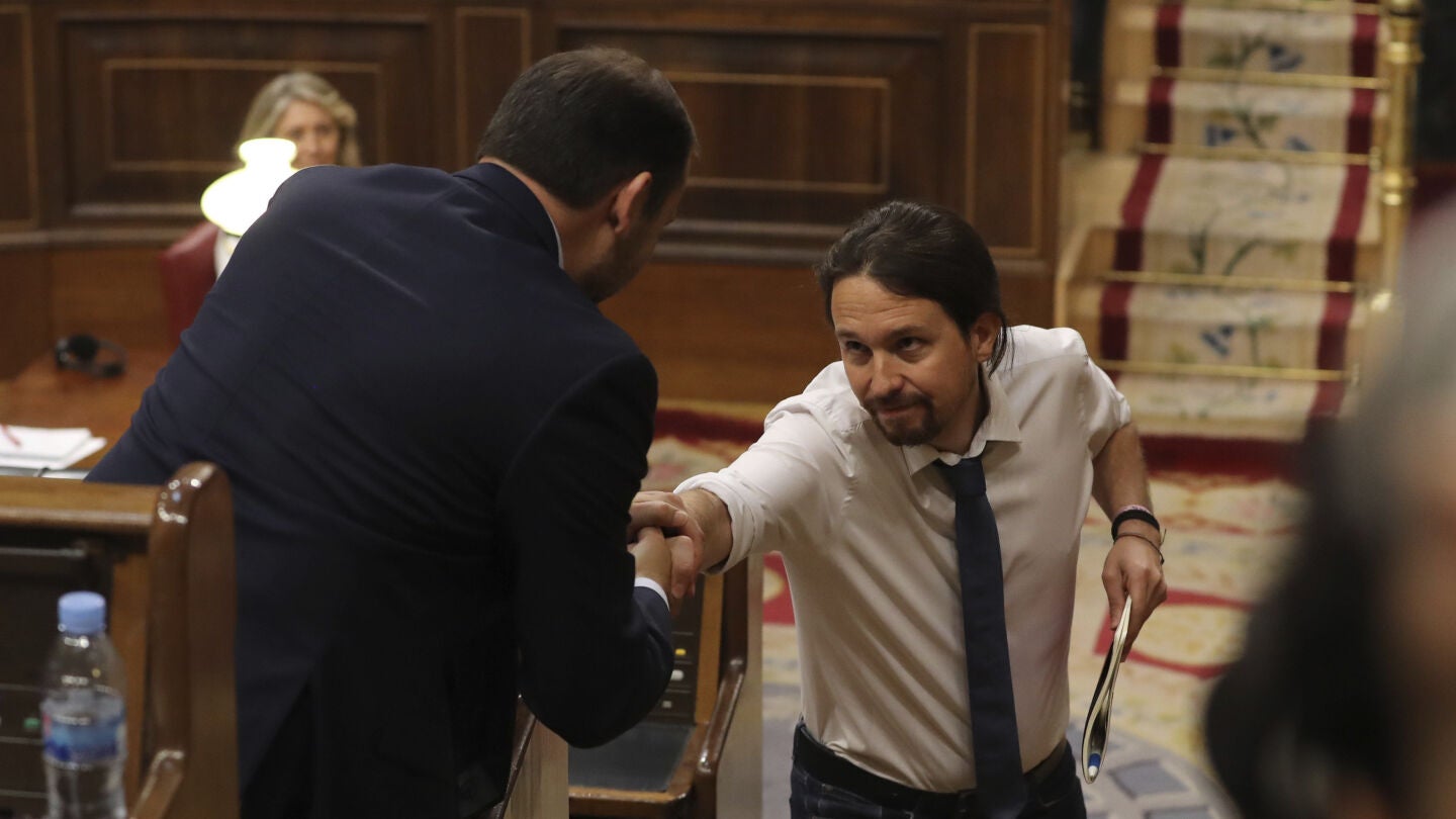 El l&iacute;der de Podemos, Pablo Iglesias, y el portavoz del PSOE, Jos&eacute; Luis &Aacute;balos