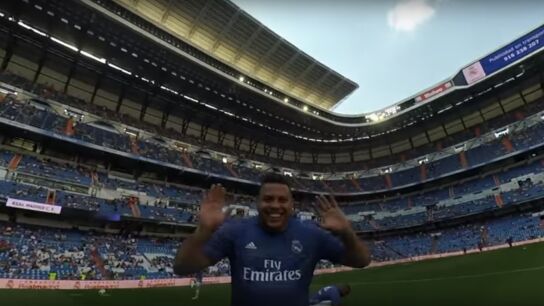 Ronaldo saluda a la c&aacute;mara de Roberto Carlos en el Coraz&oacute;n Classic Match