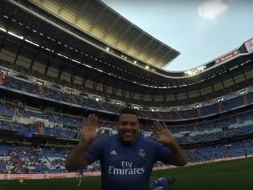 Ronaldo saluda a la cámara de Roberto Carlos en el Corazón Classic Match Ronaldo saluda a la cámara de Roberto Carlos en el Corazón Classic Match