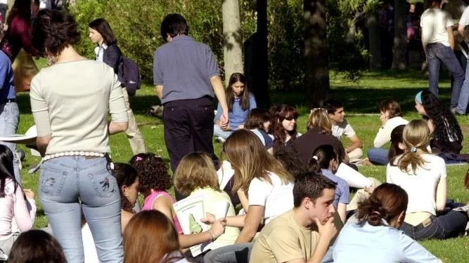 Jóvenes en un parque