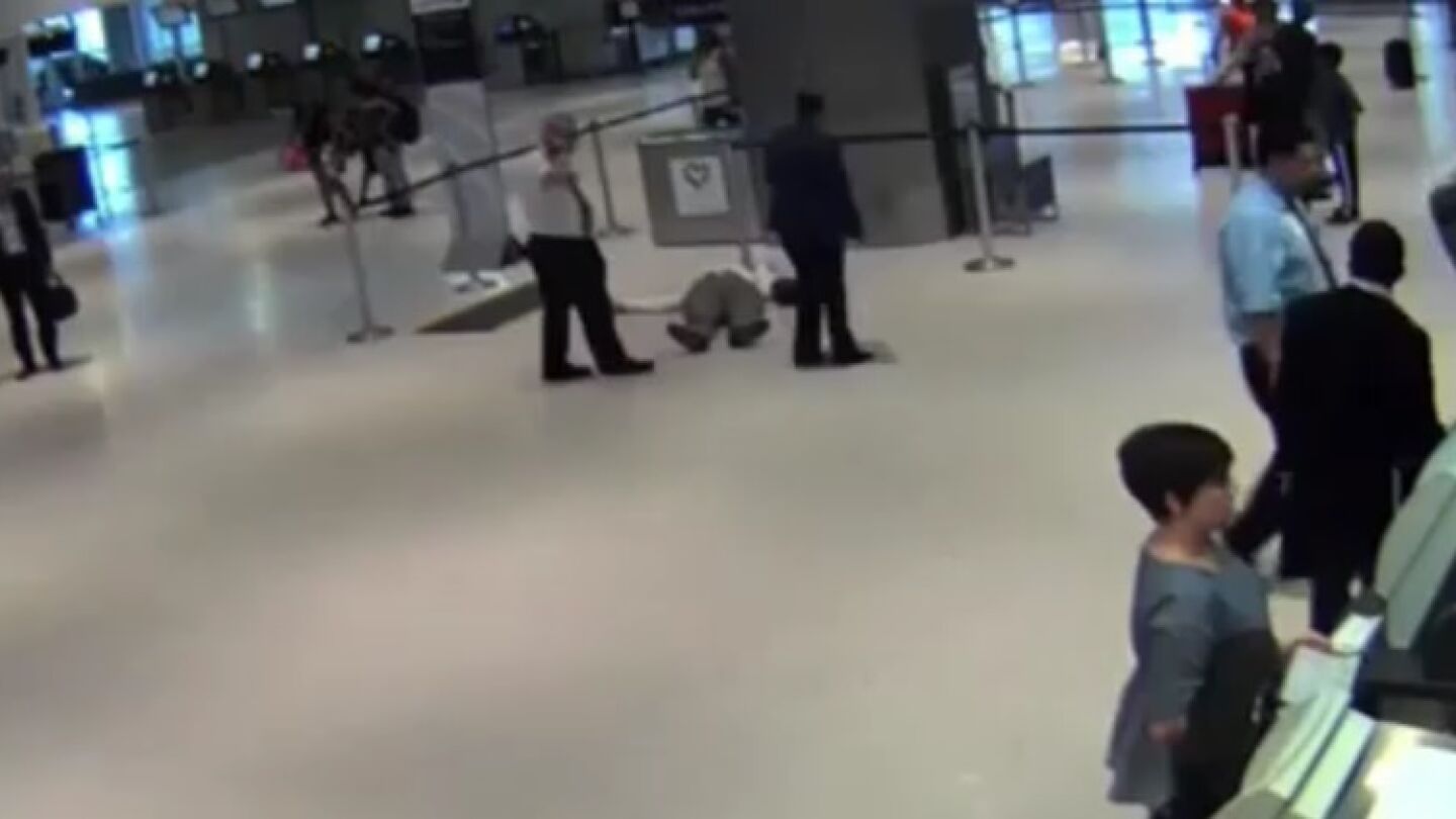 Agresi&oacute;n de un hombre por parte de un trabajador de Unitesd Airlines