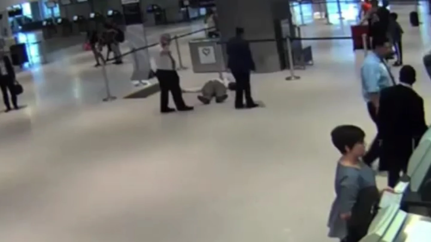 Agresión de un hombre por parte de un trabajador de Unitesd Airlines Agresión de un hombre por parte de un trabajador de Unitesd Airlines