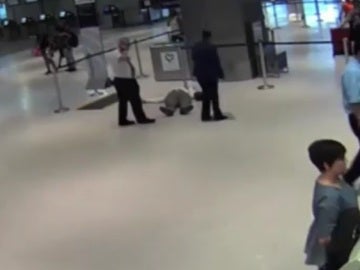 Agresión de un hombre por parte de un trabajador de Unitesd Airlines Agresión de un hombre por parte de un trabajador de Unitesd Airlines