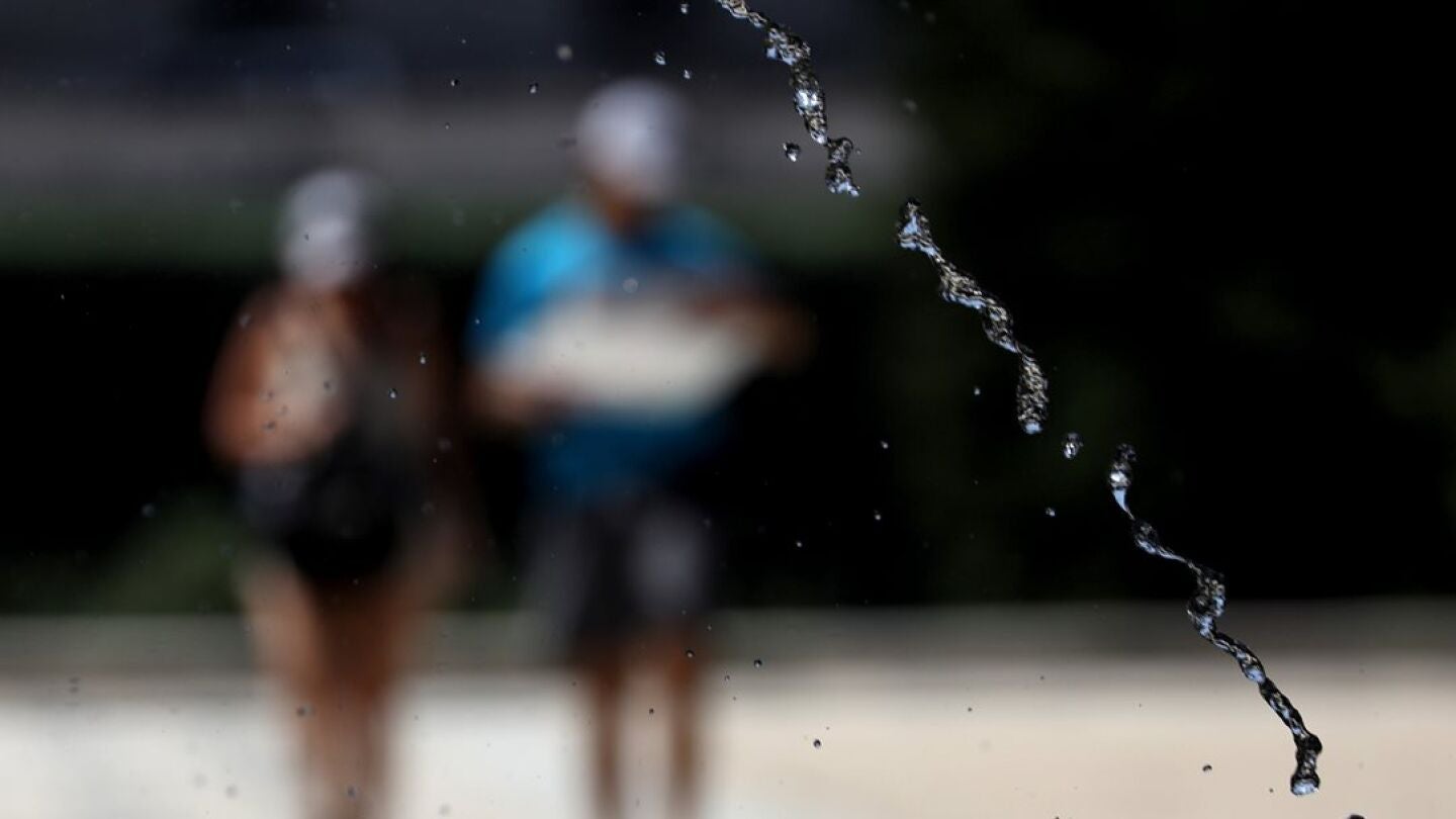 Imagen de archivo de dos personas con un chorro de agua en primer plano