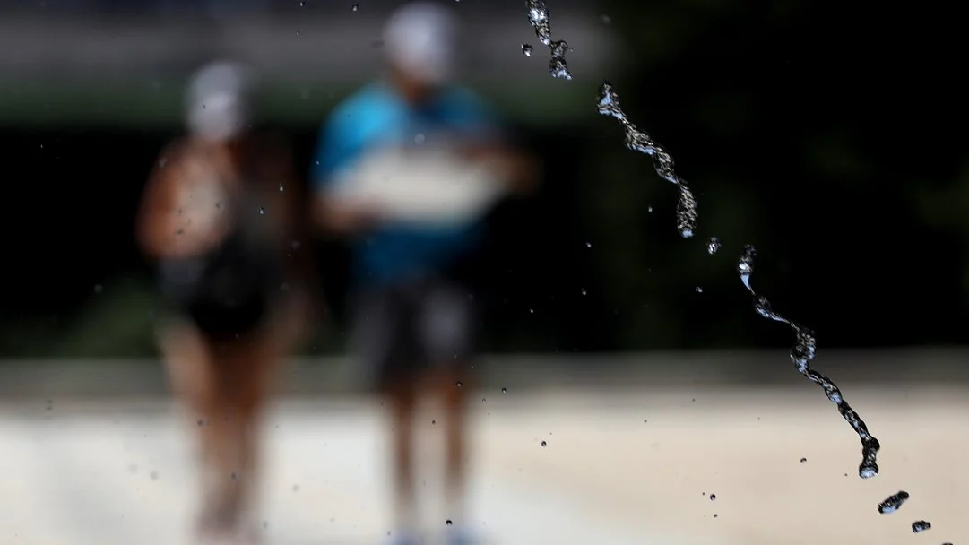 Imagen de archivo de dos personas con un chorro de agua en primer plano