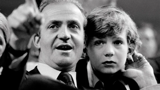 Felipe de Borbón, junto a su padre, el Rey Juan Carlos, en 1977 Felipe de Borbón, junto a su padre, el Rey Juan Carlos, en 1977