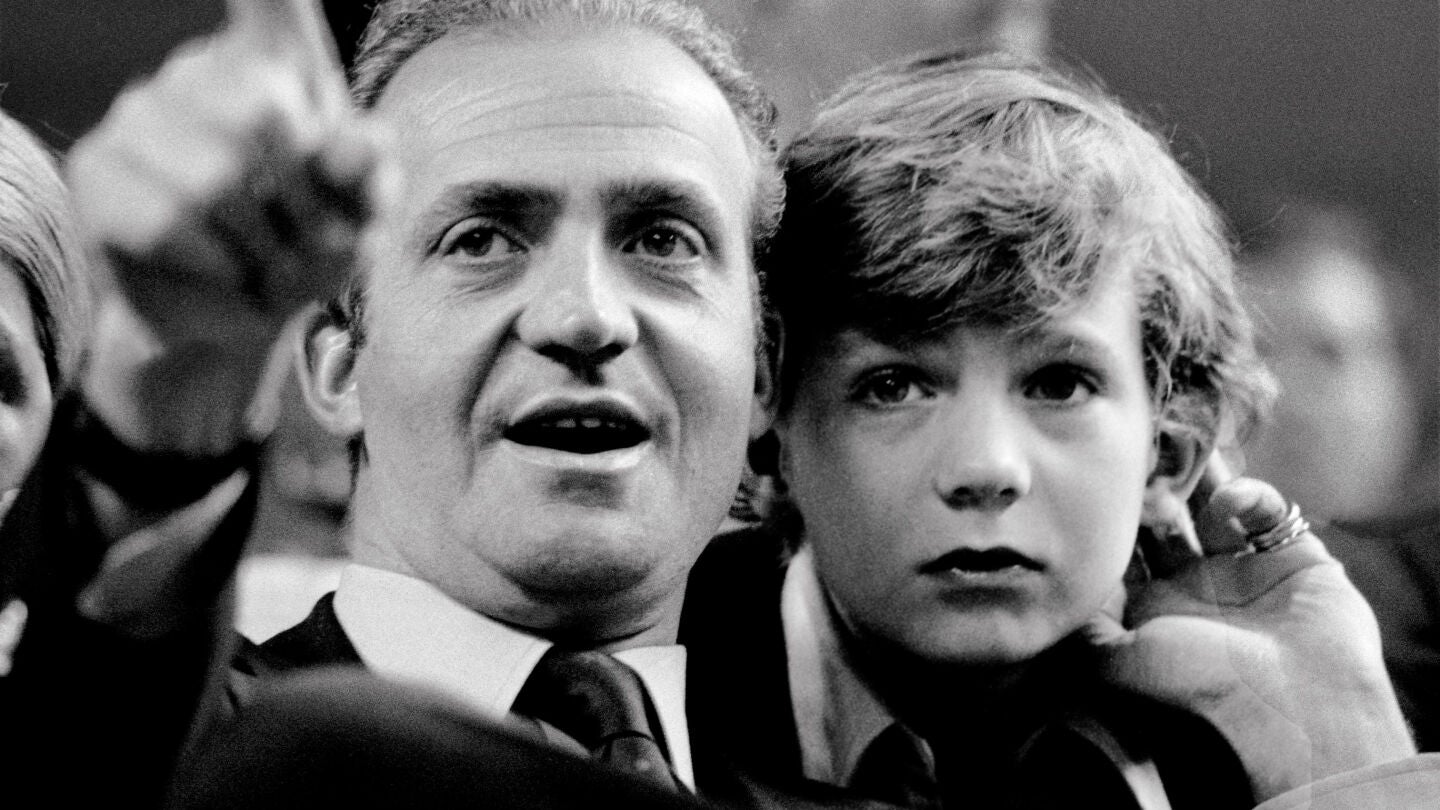 Felipe de Borb&oacute;n, junto a su padre, el Rey Juan Carlos, en 1977