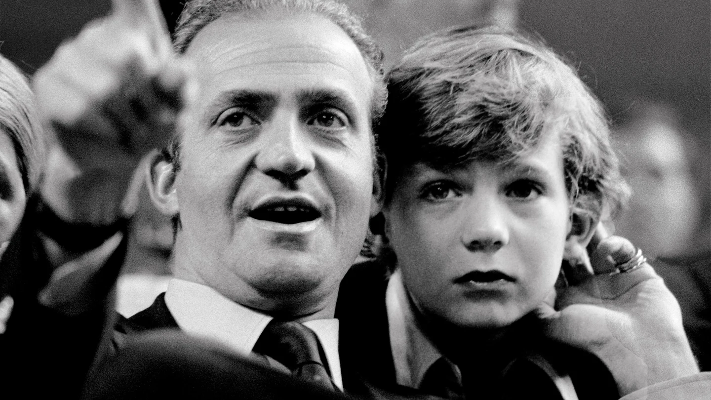 Felipe de Borbón, junto a su padre, el Rey Juan Carlos, en 1977 Felipe de Borbón, junto a su padre, el Rey Juan Carlos, en 1977