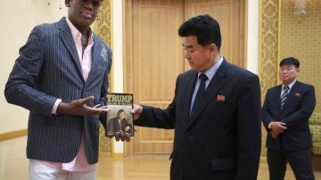 Dennis Rodman, entregando el libro de Trump
