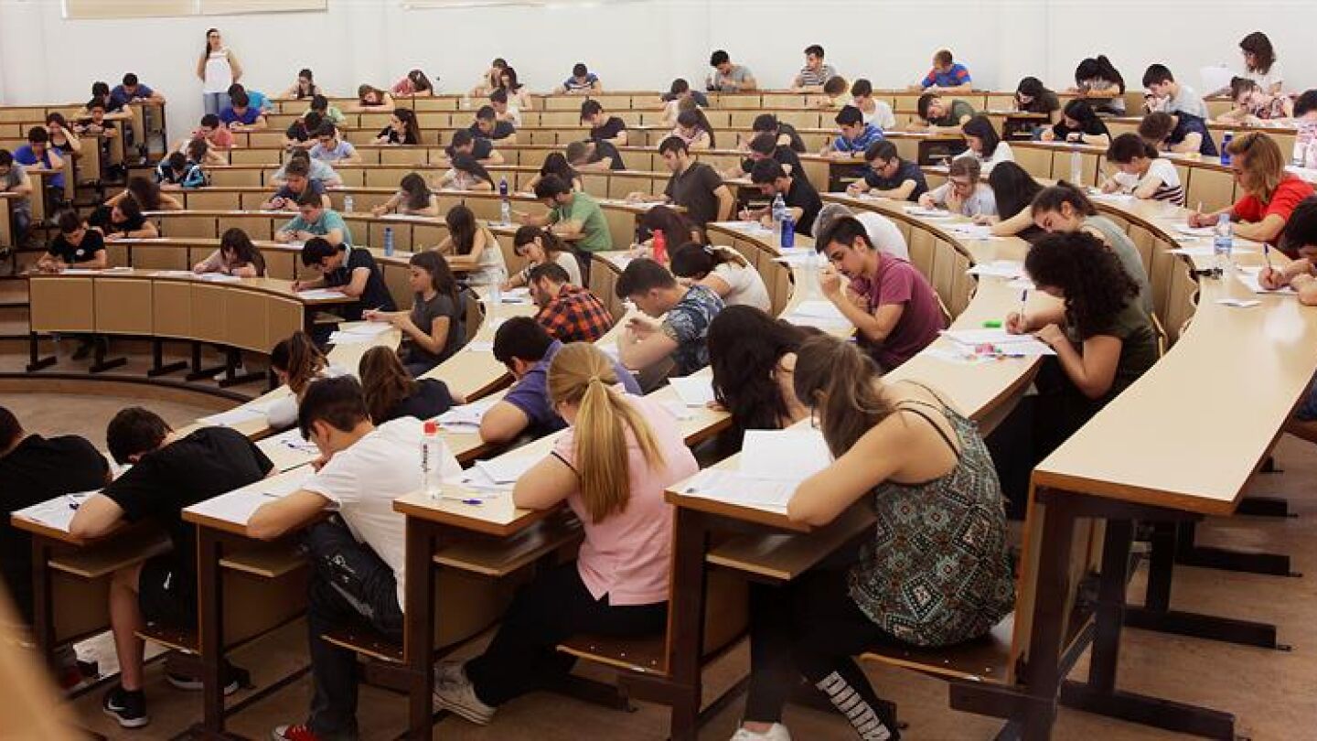 Universitarios examin&aacute;ndose en un aula