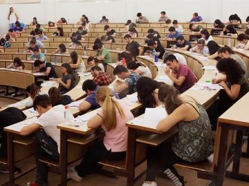 Universitarios examinándose en un aula Universitarios examinándose en un aula