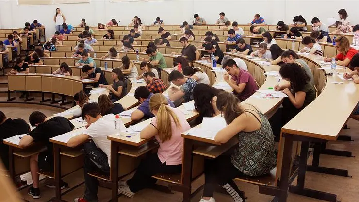 Universitarios examinándose en un aula