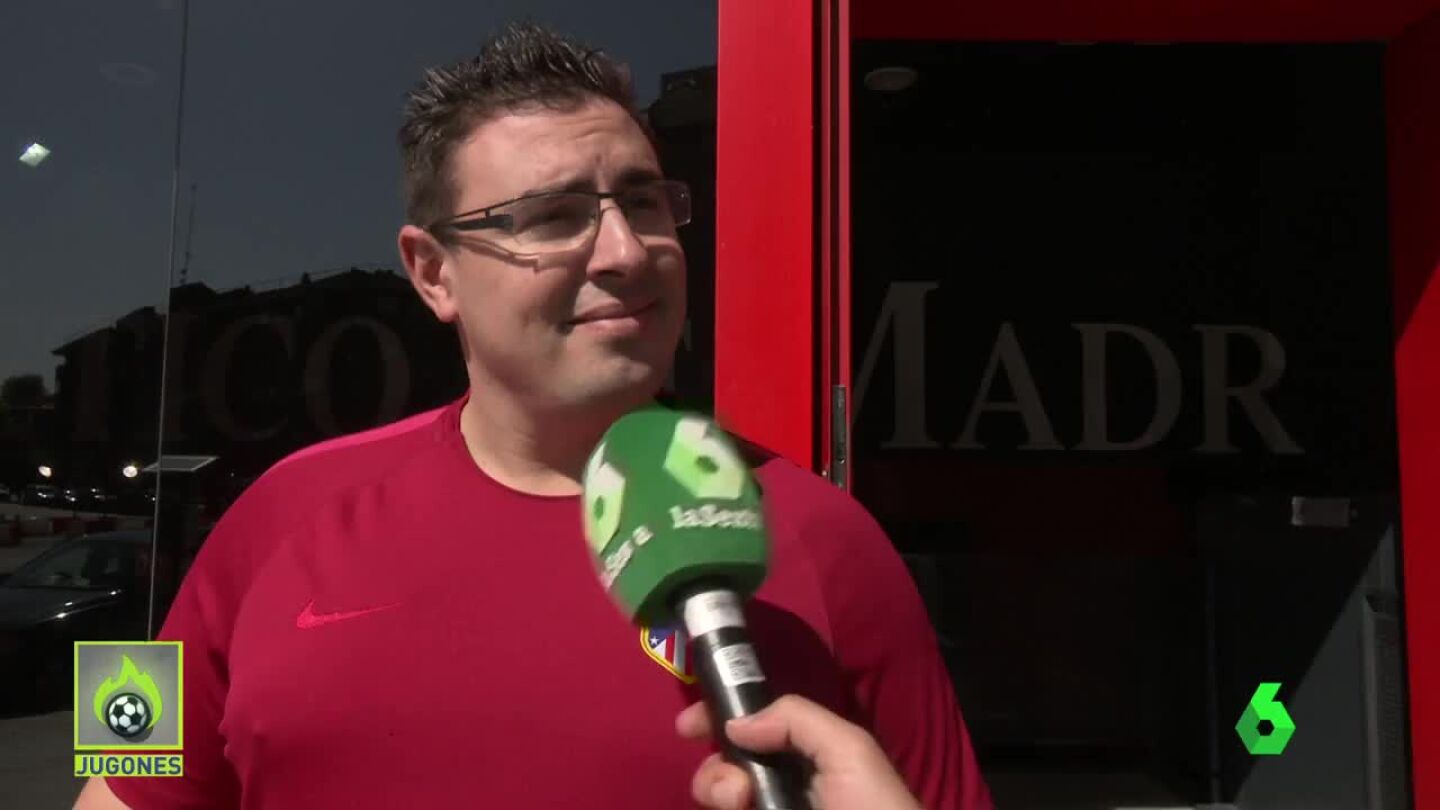 Un aficionado del Atl&eacute;tico atiende a los micr&oacute;fonos de Jugones