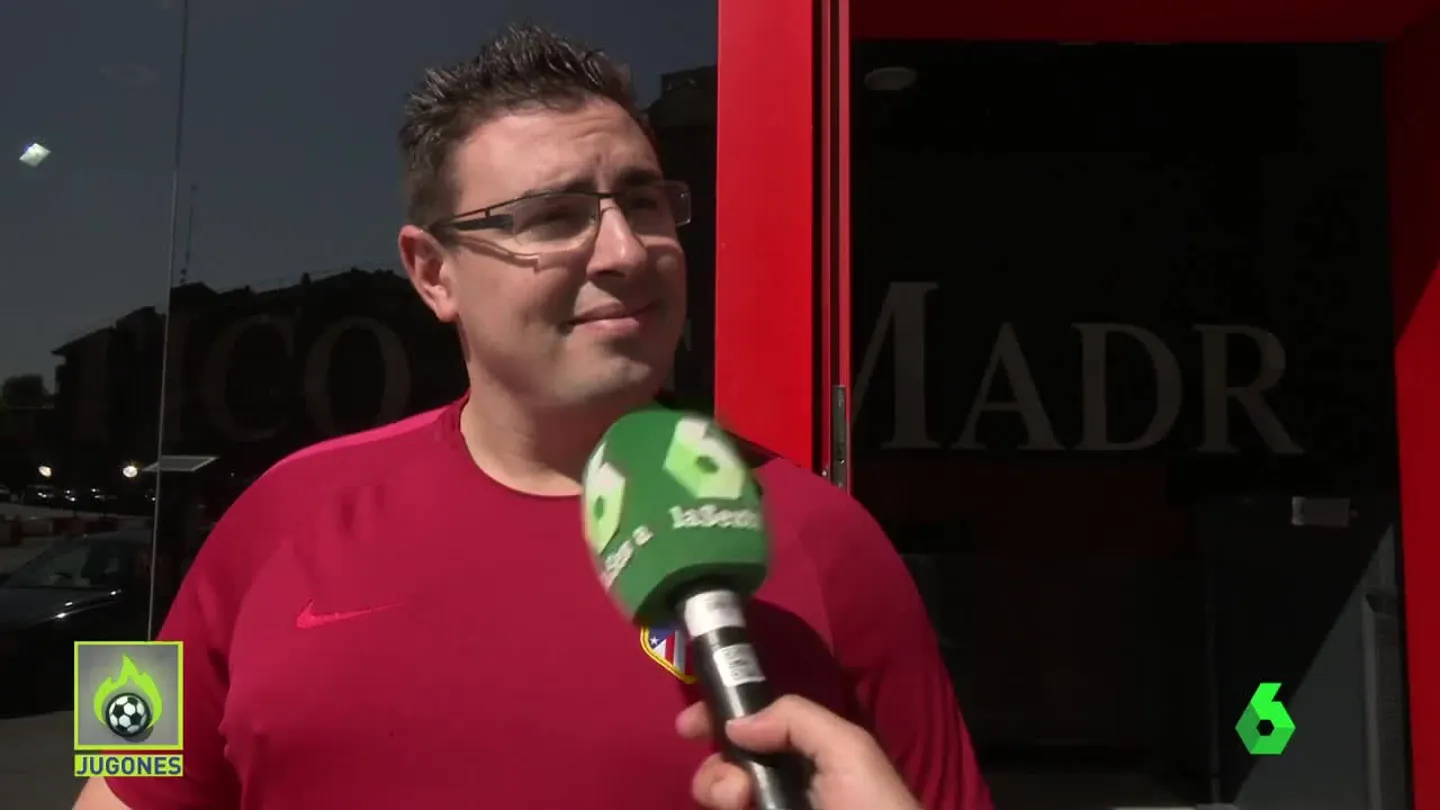 Un aficionado del Atlético atiende a los micrófonos de Jugones Un aficionado del Atlético atiende a los micrófonos de Jugones