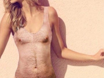 Bañador que simula un torso masculino Bañador que simula un torso masculino
