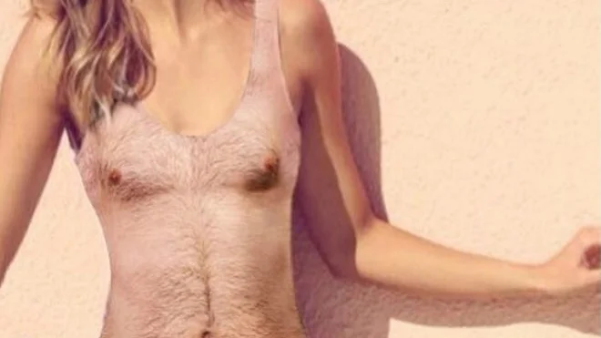 Bañador que simula un torso masculino