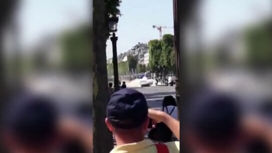 As&iacute; ardi&oacute; el coche tras ser lanzado contra un furg&oacute;n policial en los Campos El&iacute;seos de Par&iacute;s