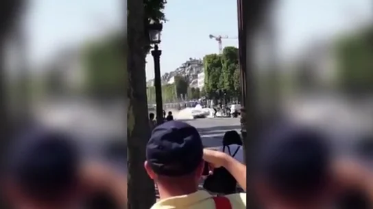 Así ardió el coche tras ser lanzado contra un furgón policial en los Campos Elíseos de París Así ardió el coche tras ser lanzado contra un furgón policial en los Campos Elíseos de París