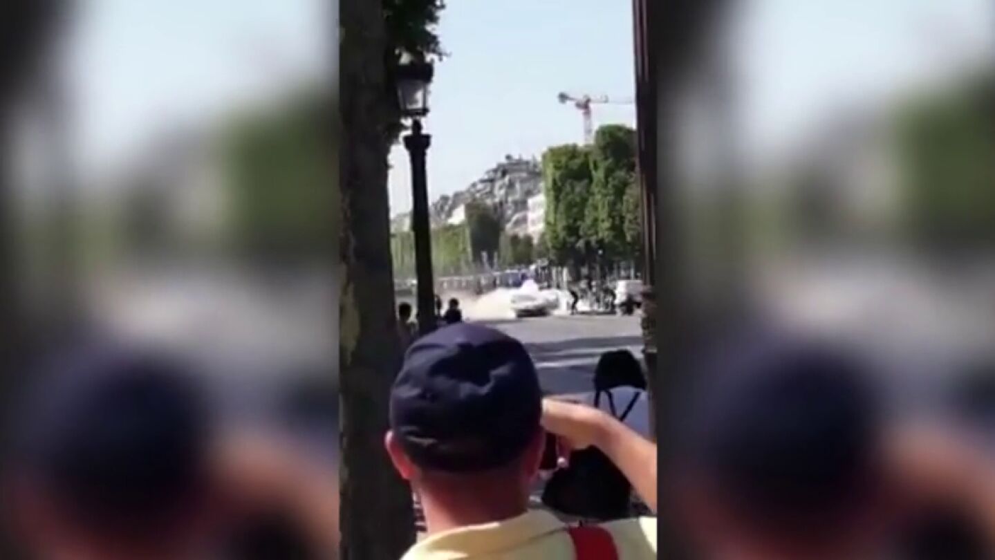 As&iacute; ardi&oacute; el coche tras ser lanzado contra un furg&oacute;n policial en los Campos El&iacute;seos de Par&iacute;s