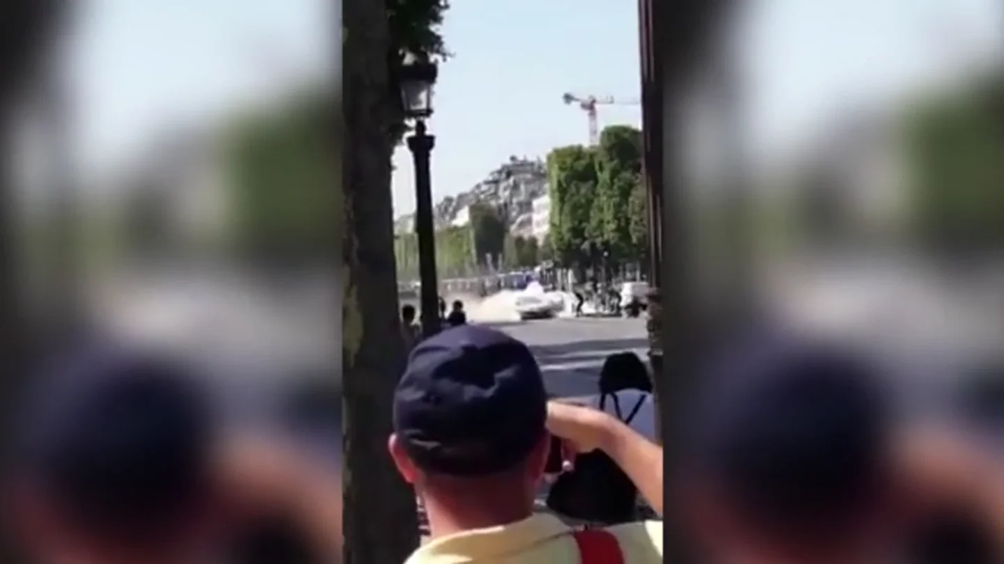 Así ardió el coche tras ser lanzado contra un furgón policial en los Campos Elíseos de París Así ardió el coche tras ser lanzado contra un furgón policial en los Campos Elíseos de París