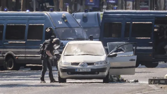 El coche que ha impactado contra un furgón policial en los Campos Elíseos El coche que ha impactado contra un furgón policial en los Campos Elíseos