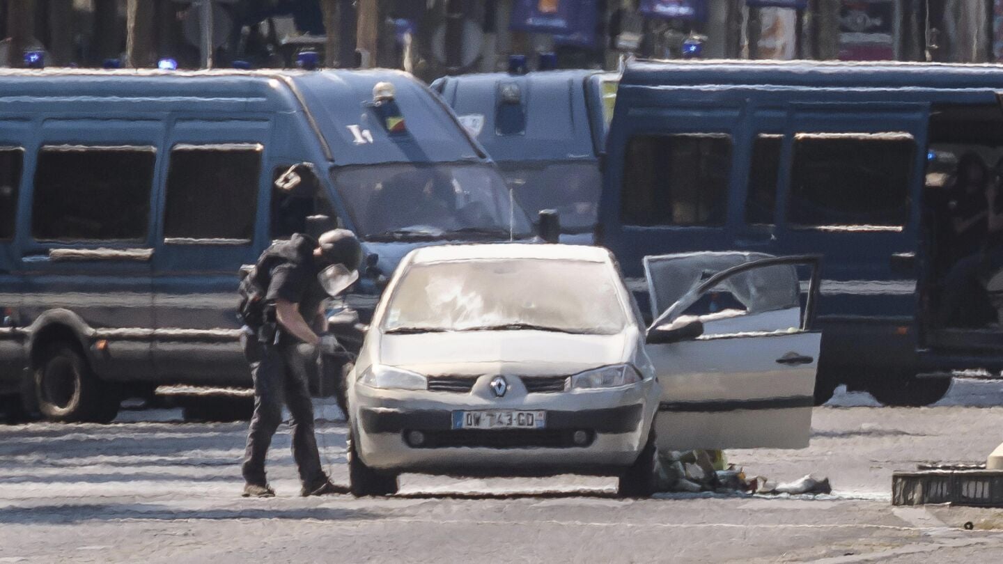 El coche que ha impactado contra un furg&oacute;n policial en los Campos El&iacute;seos