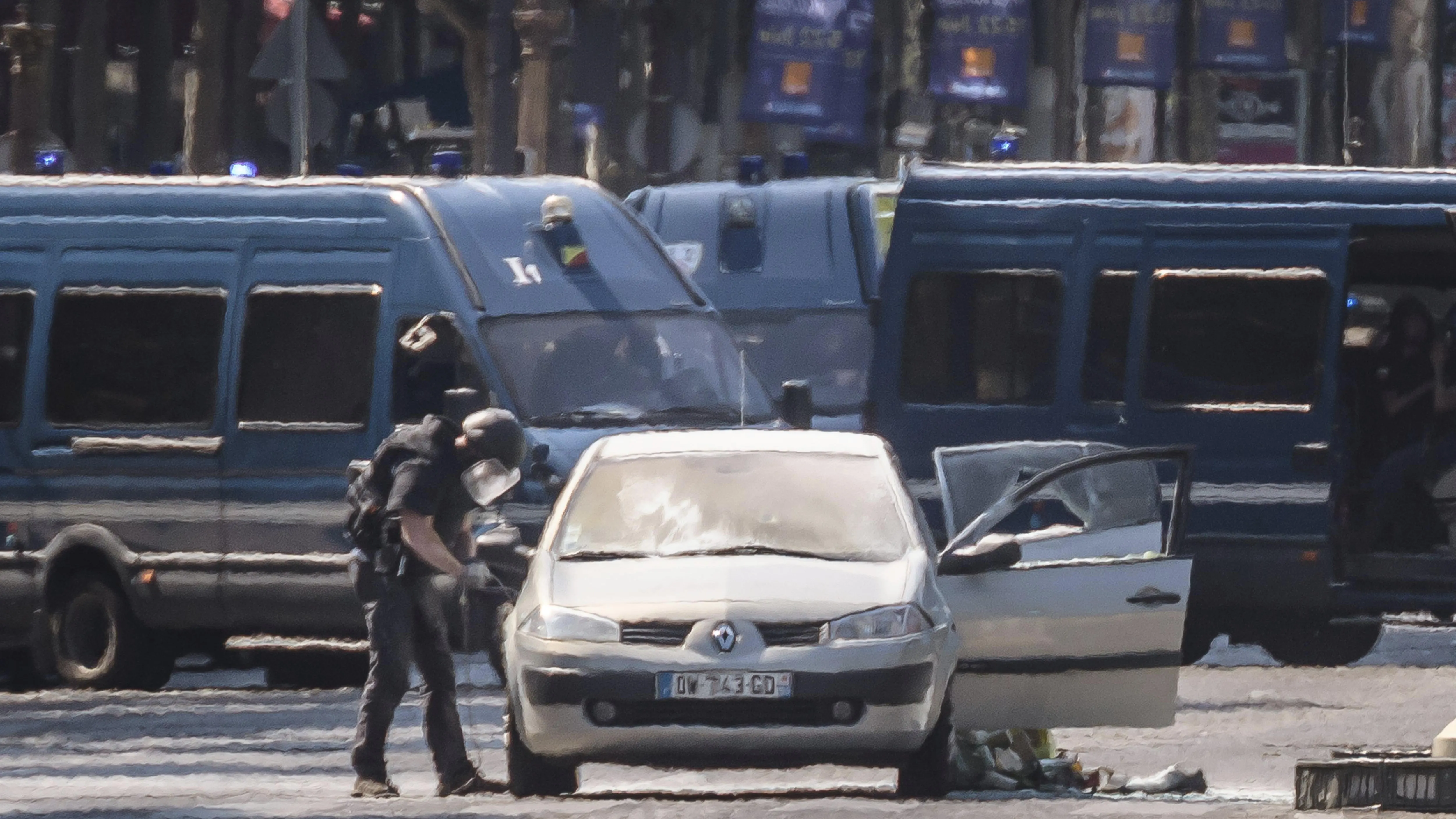 El coche que ha impactado contra un furgón policial en los Campos Elíseos